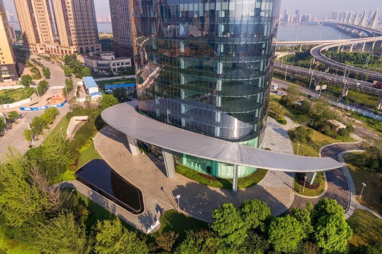 资阳新力中心塔楼直接落地，无裙房