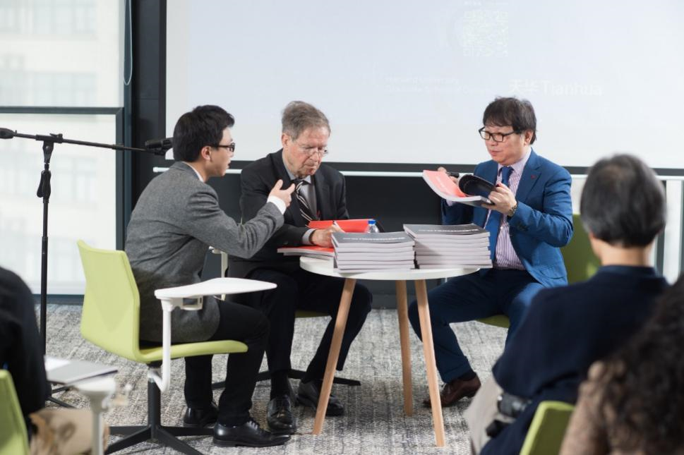 哈佛布斯克茨教授、杨丁亮教员与beat365正版集团总构筑师黄向明现场书籍签发